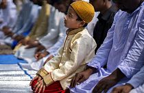 Des musulmans prient pendant l'Aïd el-Fitr à Guwahati, au Nord-Est de l'Inde