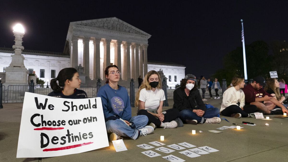 متظاهرون مؤيدون للإجهاض يتجمعون خارج المحكمة العليا الأمريكية في واشنطن العاصمة، الولايات المتحدة، الثلاثاء 3 مايو 2022