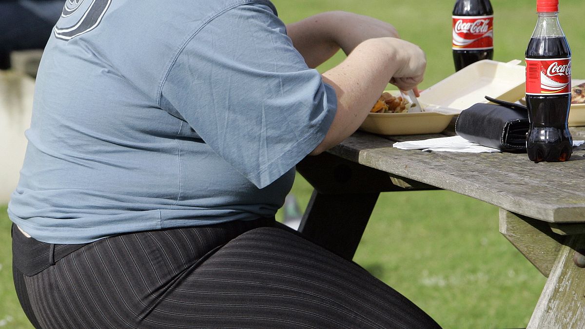 صورة لشخص يعاني من زيادة الوزن وهو يتناول الطعام في لندن