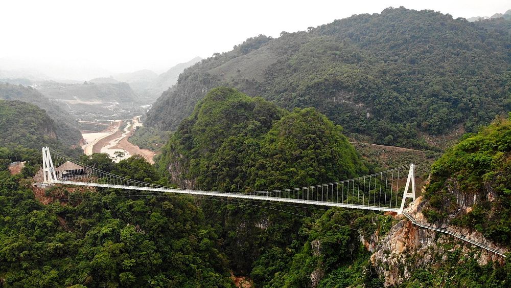 Bạn có dám đi qua cây cầu kính dài nhất thế giới?