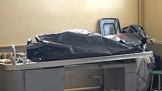 Un cadáver cubierto por una bolsa de plástico en el centro forense de Chernígov.