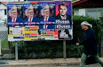  ملصقات للمرشح الرئاسي لزعيم اليساري المتطرف جان لوك ميلونشون والمرشح الرئاسي للحزب الشيوعي الفرنسي فابيان روسيل، مارس 2022