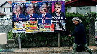  ملصقات للمرشح الرئاسي لزعيم اليساري المتطرف جان لوك ميلونشون والمرشح الرئاسي للحزب الشيوعي الفرنسي فابيان روسيل، مارس 2022