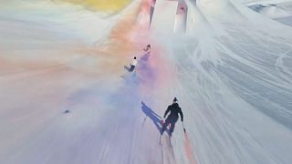 التزلج على الجليد مع إطلاق الدخان الملون