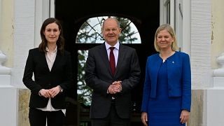 من اليسار رئيسة الوزراء الفنلندية سانا مارين والمستشار الألماني أولاف شولتز ورئيسة الوزراء السويدية ماغدالينا أندرسون - برلين