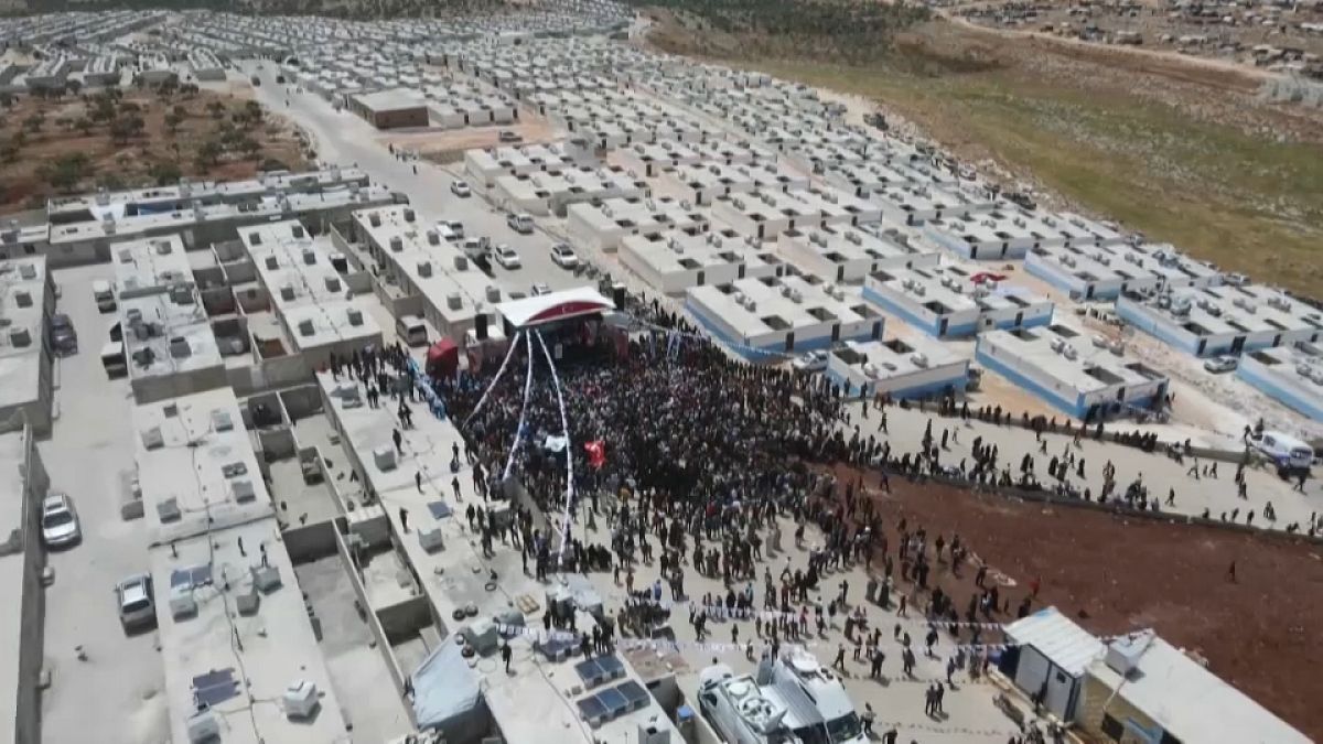 وزير تركي يفتتح مشروع مجمع سكني في إدلب بشمال سوريا