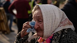 إمرأة أوكرانية من ماريوبول تستعد لمغادرة المدينة هرباً من الأوضاع الكارثية التي يعيشها السكّان، 2 مايو 2022.