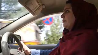  المواطنة الأفغانية شيماء وفا تقود سيارتها في الطريق إلى سوق محلي في مدينة هيرات لشراء هدايا لعائلتها بمناسبة عيد الفطر 3 مايو 2022.