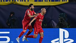 Die Liverpool-Spieler Mohamed Salah und Fabinho feiern