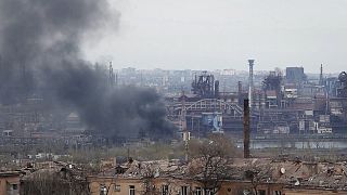 En esta foto tomada de vídeo se ve el humo que sale de la planta siderúrgica de Azovstal en Mariúpol, en el este de Ucrania, el 3 de mayo de 2022.