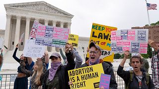 متظاهرون مناصرون لحق الإجهاض أمام المحكمة العليا الأمريكية، واشنطن، الثلاثاء 3 مايو 2022