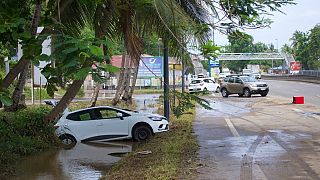 Une voiture coincée dans un fossé inondé à Le Gosier (Guadeloupe), le 30 avril 2022.