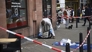 Helyszínelés Mannheimben, miután egy férfi, akivel szemben erőszakot alkalmazott két rendőr, a kórházban életét vesztette