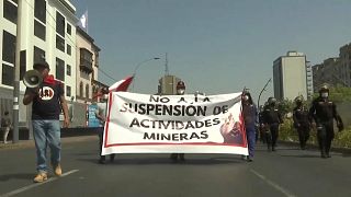Cientos de trabajadores mineros de la empresa Las Bambas marcharon el martes por la capital peruana en protesta contra el presidente Pedro Castillo y su Gobierno.