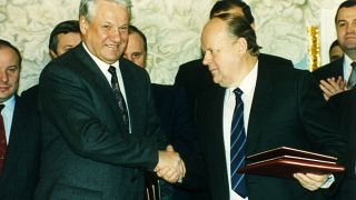 Станислав Шушкевич (справа) жмет руку экс-президенту РФ Борису Ельцину