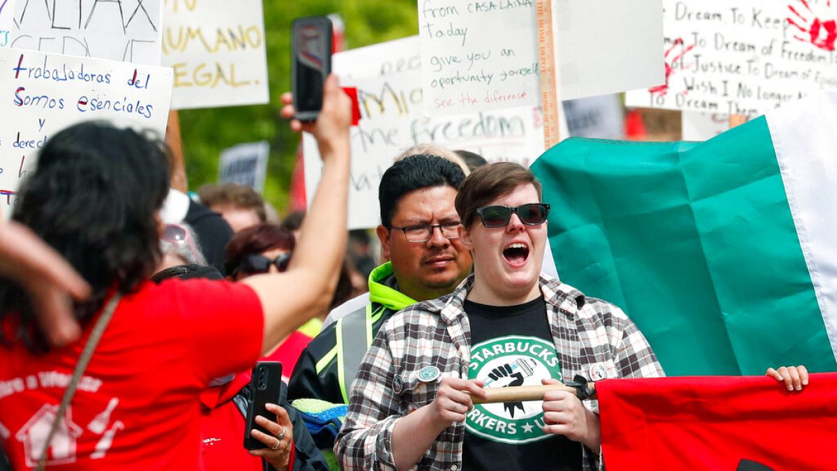 Εργαζόμενοι στην Starbucks διαδηλώνουν την Πρωτομαγιά στο Σιάτλ των ΗΠΑ