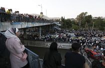 سوريون ينتظرون وصول سجناء يشملهم العفو الرئاسي_ تم التقاط الصورة في 3 أيار 2022 وسط دمشق