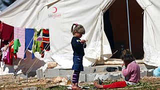 لاجئون سوريون في مخيم بالقرب من الحدود في الريحانية، تركيا، الاإثنين 19 آذار / مارس 2012. 
