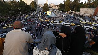 أهالي المعتقلين السوريين ينتظرون عند جسر الرئيس في دمشق بحثًا عن أقارب يأملون أن يكونوا من بين المفرج عنهم، سوريا، الثلاثاء 3 مايو 2022