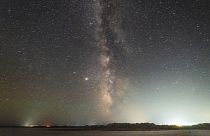 Βροχή αστεριών (διάττοντες Περσείδες) εμφανίζεται στον νυχτερινό ουρανό πάνω από τις αλυκές της Λήμνου - φώτο αρχείου