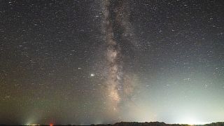 Βροχή αστεριών (διάττοντες Περσείδες) εμφανίζεται στον νυχτερινό ουρανό πάνω από τις αλυκές της Λήμνου - φώτο αρχείου