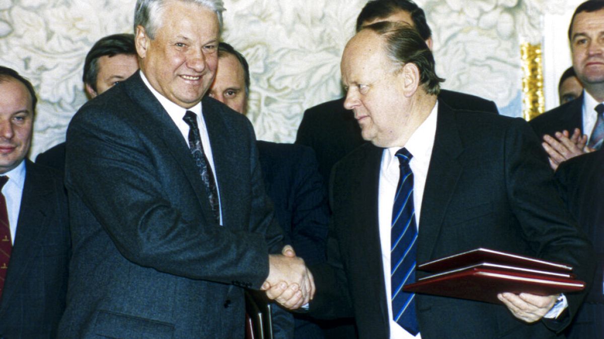 ARCHIVO - El presidente ruso Boris Yeltsin (izquierda), y el líder bielorruso Stanislav Shushkevich (derecha) se dan la mano en Minsk, Bielorrusia, el 7 de diciembre de 1991.