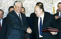 ARCHIVO - El presidente ruso Boris Yeltsin (izquierda), y el líder bielorruso Stanislav Shushkevich (derecha) se dan la mano en Minsk, Bielorrusia, el 7 de diciembre de 1991.