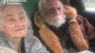 Die 87-jährige Elvira Borts und ihr Mann während ihrer Evakuierung aus Mariupol