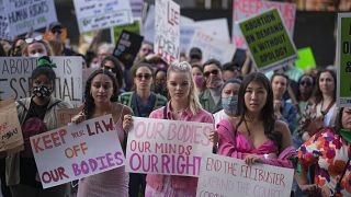 Manifestantes protestan en respuesta a la filtración del borrador de la opinión del Tribunal Supremo para anular el caso Roe v. Wade, en Los Ángeles, EEUU, 3/5/2022