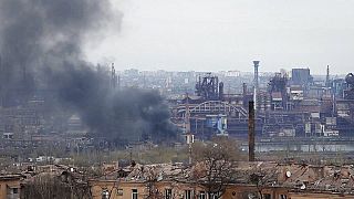 Humo saliendo de la planta metalúrgica de Azovstal, en Mariúpol (Ucrania).