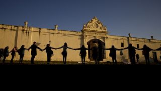 femministe davanti al convento di San Bernardo