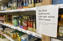 Néhány boltban már korlátozzák a megvehető mennyiséget bizonyos termékekből