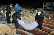 أثناء عملية دفن جثث مهاجرين غرقوا قبالة السواحل التونسية - صفاقس - أرشيف 2020