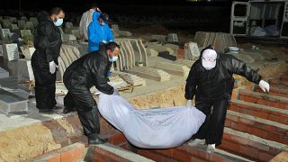 أثناء عملية دفن جثث مهاجرين غرقوا قبالة السواحل التونسية - صفاقس - أرشيف 2020