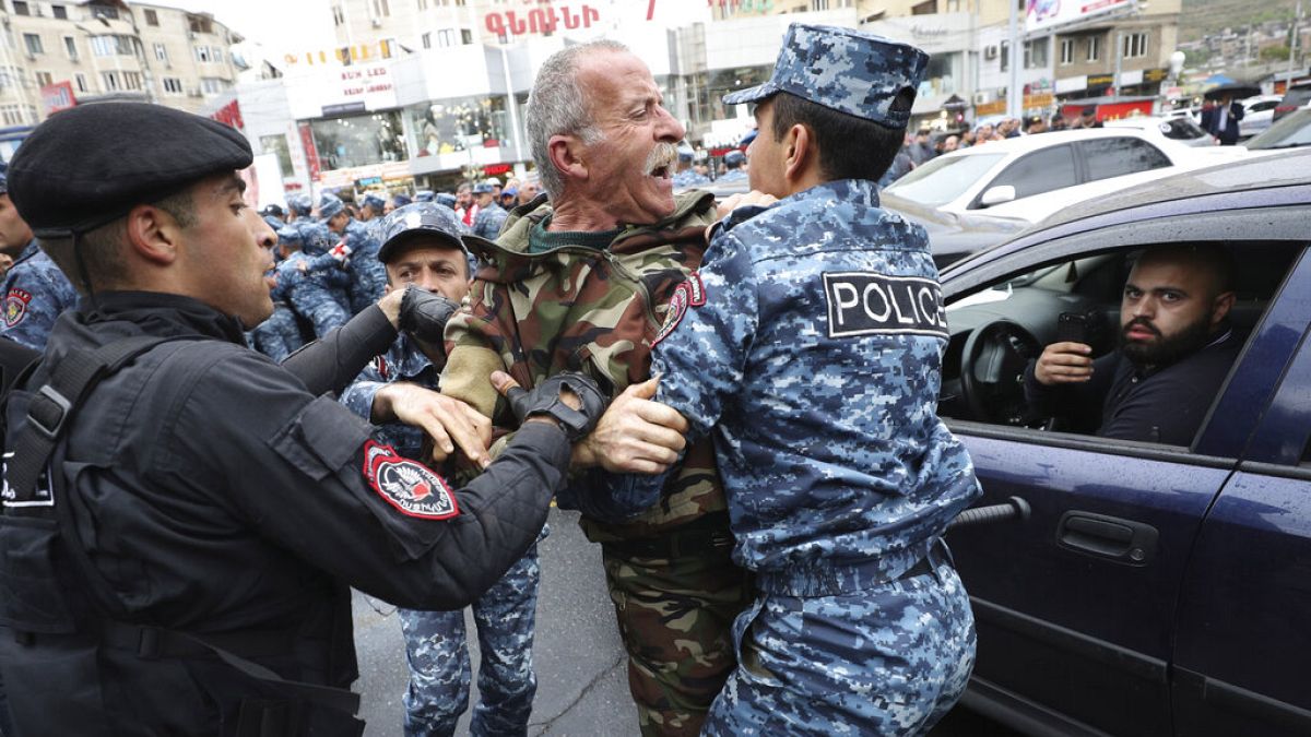 Un manifestante es detenido en Ereván, Armenia
