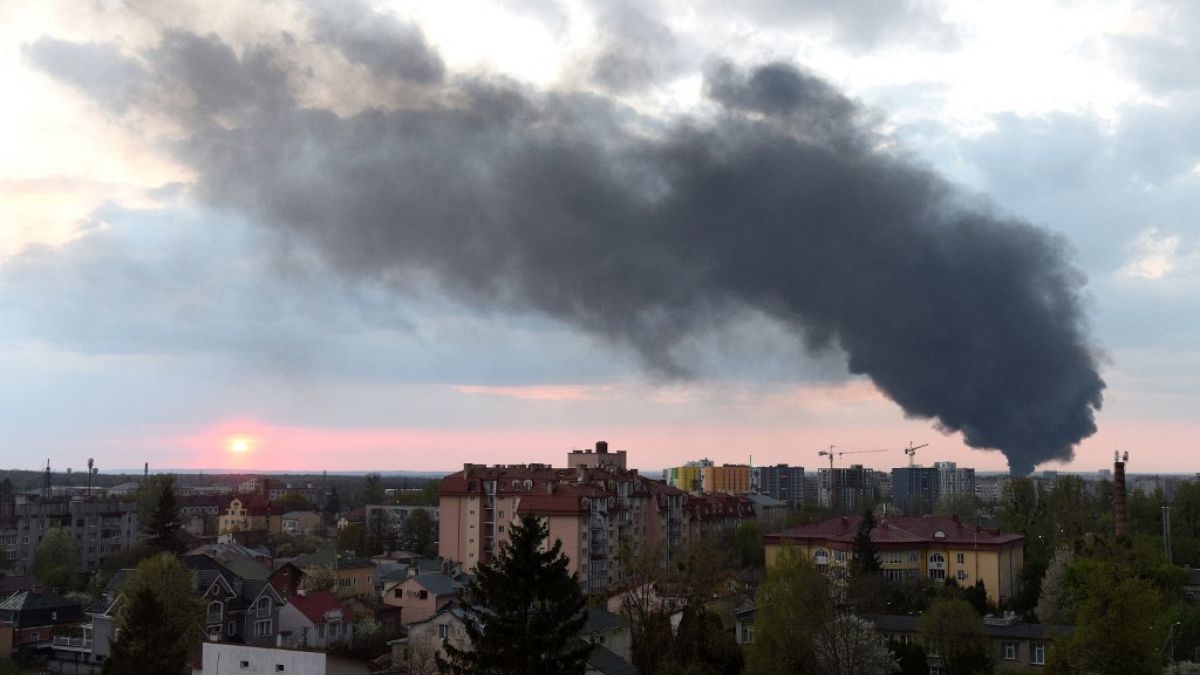Темный дым поднимается после российского авиаудара по Львову на западе Украины, 3 мая 2022 года.