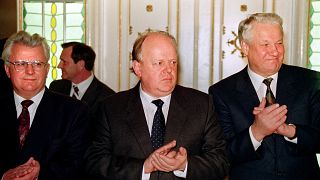 ستانيسلاف شوشكيفيتش إلى جانب الروسي بوريس يلتسين والأوكراني ليونيد كرافتشوك، في اجتماع عُقد في 08/12/1991