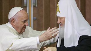 البابا فرانسيس إلى اليسار يحتضن البطريرك الروسي الأرثوذكسي كيريل 2016 - أرشيف