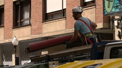 Un trabajador en las calles de Bilbao