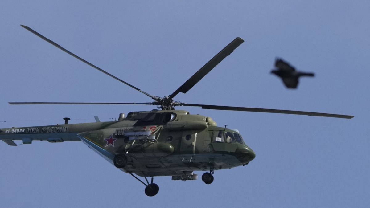 MI-8-as katonai helikopter gyakorlatozik Szentpéterváron