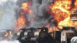 عربات تشتعل فيها النيران في ماكييفكا شرق دونيتسك شرق أوكرانيا