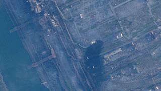 Műholdas fotó: füst száll fel a bombázott mariupoli acélmű épületeiből