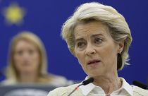 Ursula von der Leyen, presidenta de la Comisión Europea, dijo "Ahora estamos proponiendo abordar nuestra dependencia del petróleo ruso. Por supuesto, no será fácil".
