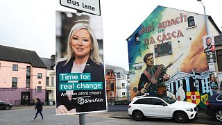 Wahlplakate in Nordirland, wo an diesem Donnerstag ein neues Parlament gewählt wird