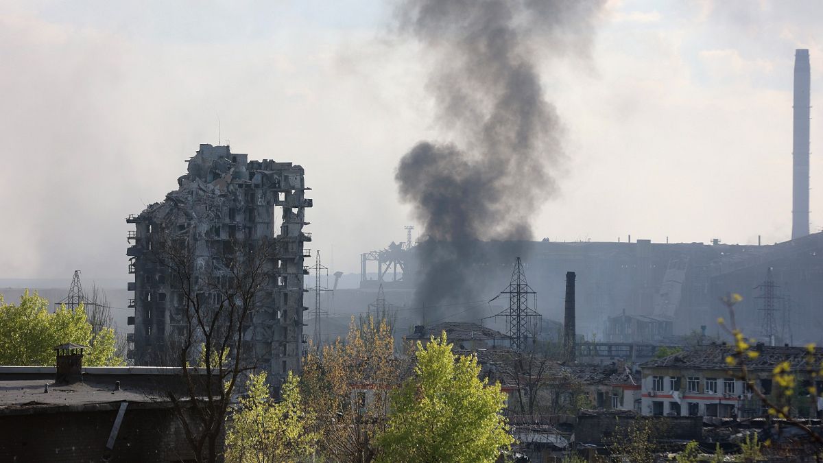 Archives : fumée s'échappant du complexe industriel Azovstal à Marioupol, le 4 mai 2022