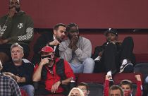 Ο παίκτης του NBA Kevin Durant παρακολουθεί το παιχνίδι, κατά τη διάρκεια του αγώνα μπάσκετ Ολυμπιακός - Μονακό για τον 5ο αγώνα των πλέι οφ της Euroleague, στο ΣΕΦ