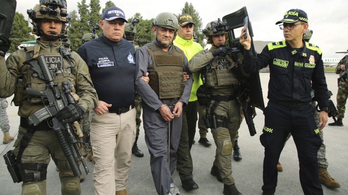 La policía escolta a Dairo Antonio Úsuga, también conocido como "Otoniel", líder del violento cartel del Clan del Golfo, antes de su extradición a los Estados Unidos. 