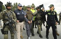 La policía escolta a Dairo Antonio Úsuga, también conocido como "Otoniel", líder del violento cartel del Clan del Golfo, antes de su extradición a los Estados Unidos.