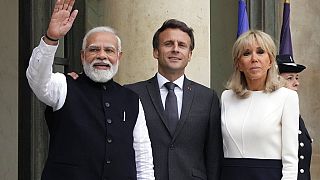 Le président français Emmanuel Macron et son épouse Brigitte Macron, à droite, accueillent le Premier ministre indien Narendra Modi, le 4 mai 2022.