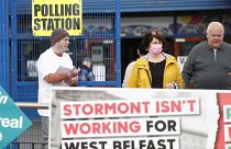 Избирательный участок в населённом преимущественно католиками Западном Белфасте и плакат с надписью "Парламент не работает в интересах нашего района", 5 мая 2022 года
